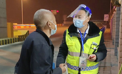 暖心！老人寻亲途中迷路 好心人援手送其回家