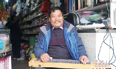 自己制作乐器 这位老人好有才自学京胡、口琴等7种乐器
