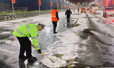 风雪来袭，十堰交警、高警全员上路确保道路安全畅通！