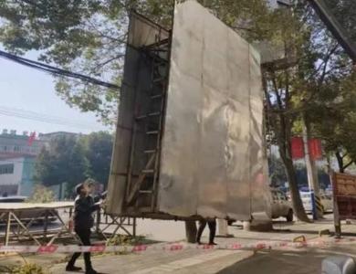 十堰经开区综合执法局：排查整治户外广告隐患 营造安全稳定城市环境