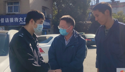 万元快递遗失路边，联系电话都没有！幸好警民联手送还