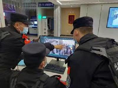 刚买的3000元钱药膏落的士上 巡警查视频忙了一小时找回