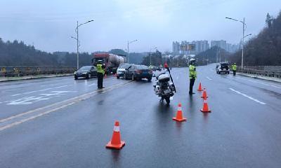 提升处置能力，交警路政联合开展雨雪冰冻天气应急演练