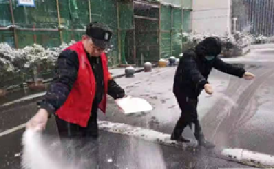 26000名“志愿红”踊跃扫雪，今天街头最美的风景是他们