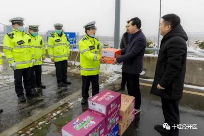 十堰经开区慰问一线除雪工作者