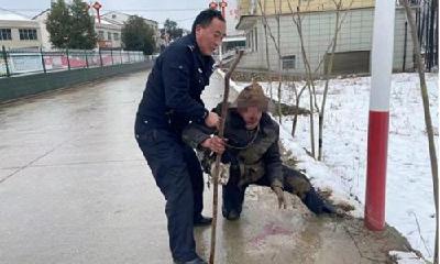 独居七旬老人买年货途中摔伤 郧阳民警多方救助送其回家