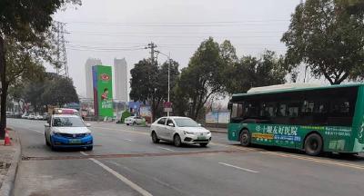 热线直播|汉江路上一条“沟”横穿路面 影响车辆通行   