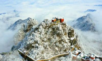 武当山景区因大雪暂时关闭 工作人员正紧急扫雪除冰