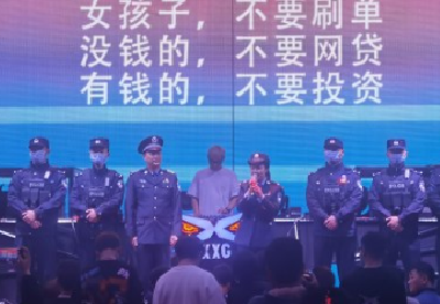 围观！民警化身酒吧“MC”，现场“喊麦”引爆全场