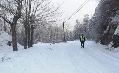 提醒！十堰这个路段仍积雪严重，过往需安装防滑链