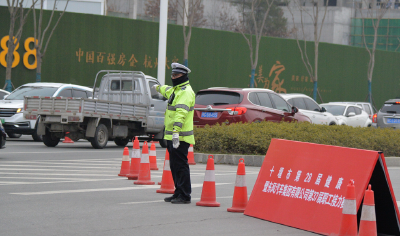 婚车接亲遇上长跑交通管制 十堰交警人性执法暖人心