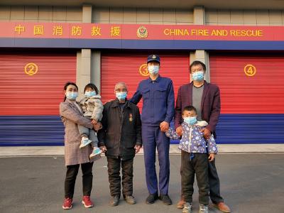 92岁抗美援朝老兵送21岁曾孙当消防员，现场画面很暖心