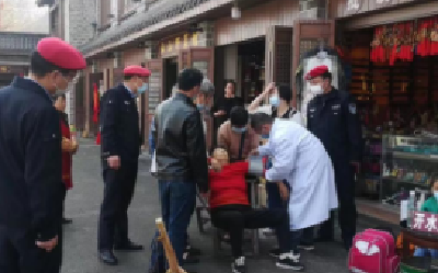 武当山景区“小红帽”及时援手救助晕倒游客 