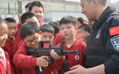 警察叔叔带来校园安全课！十堰数百学生第一次摸到了真枪