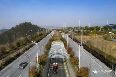 十堰机场大道下穿通道路灯亮了