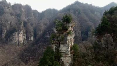十堰两位岩降高手攀登石人峰
