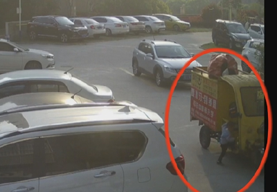 这一幕太险了！3岁男童“偷开”未上锁快递车，连撞两车