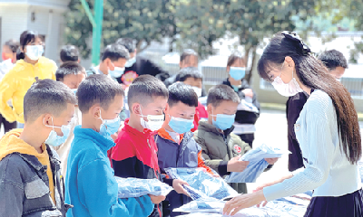 十堰正能量 | 江西老师胡媛在十堰义务支教：自费给学生买校服 用行动播撒希望的种子