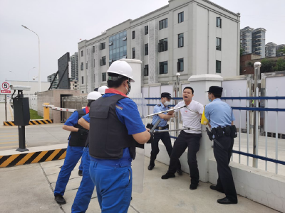 十堰经开区举行重点单位反暴恐实战演练