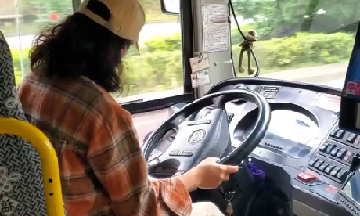 危险！公交女司机开车低头看手机 40秒竟达11次