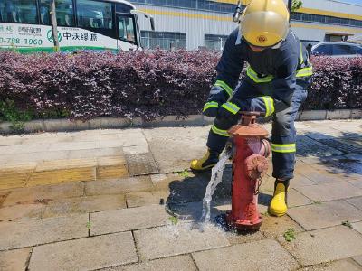 市民反映十堰一地多处消防栓破损漏水 消防部门及时处置