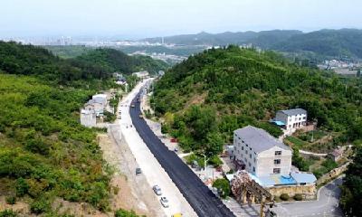 总投资900万元！房县温泉大道实施黑色化改造工程