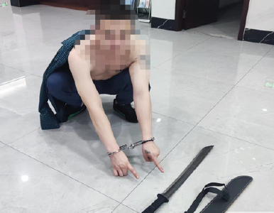 KTV消费后有人提议AA 男子不乐意持长刀胁迫朋友买单被抓