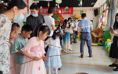 包粽子、游园、缝香包......孩子们在快乐中感受传统文化