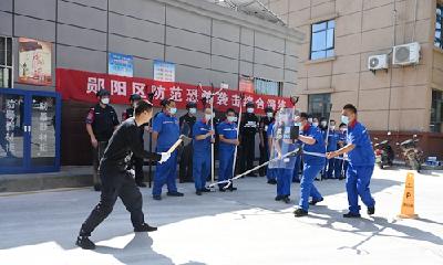 加油站遭“恐怖分子”劫持？别急！这只是一场防暴演练