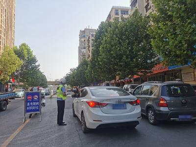 限行首日，限行区内很少见到双号车，明日单号车“歇歇脚”