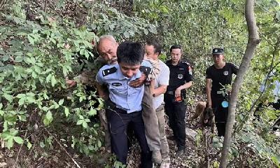 99岁老人进山遛弯迷失山林，武当山民警携警犬苦寻4小时找回