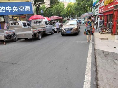 热线直播| 澳门街口车辆占道违停影响交通 交管部门：加大巡查整治