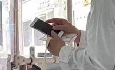 上海老人不会扫码没能坐公交 乘客：没想到司机真关门