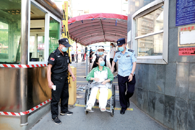 高考花絮| “轮椅女孩”参加高考 民警暖心护送进出考场