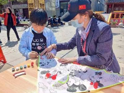 房县西关印象景区推出纸鸢节活动，众多游客参与体验