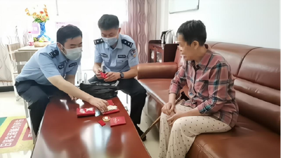 去世老兵毕爷爷的家人找到了！民警将生前“藏品”全部交还
