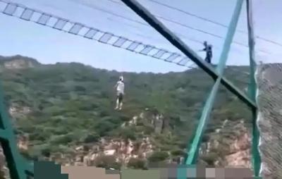 国内一景区有游客从悬空吊桥坠落 医院：没抢救过来