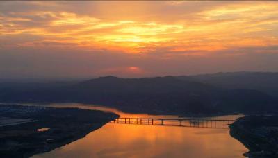 登牛头山顶看日落，浪漫夕阳浸染郧阳天空！