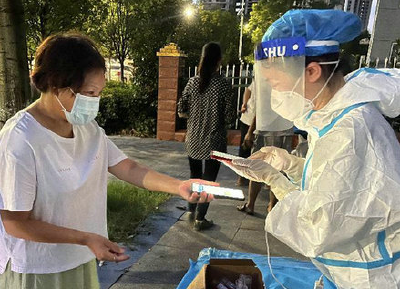郧阳区人民医院：不畏酷暑，奋战在核酸检测一线