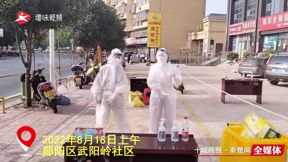 再累也要乐观！休息间隙“大白”跳舞解压