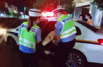 女孩突发不适晕倒在地  交警“公主抱”紧急送医