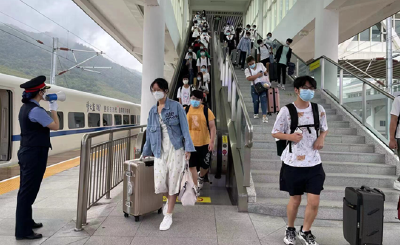 铁路迎来暑运学生返校高峰 十堰东加开4趟赴汉高铁列车