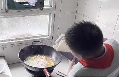 从采购到烹饪，有模有样!十堰一小学生暑期变厨艺小达人