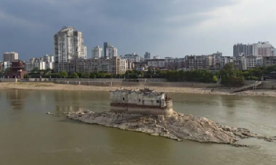 长江鄂州段水位破157年最低 700年“万里长江第一阁”江心露出全貌