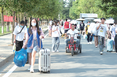 开学季| 湖工职院现“最萌年龄差” 最大的46岁最小的15岁