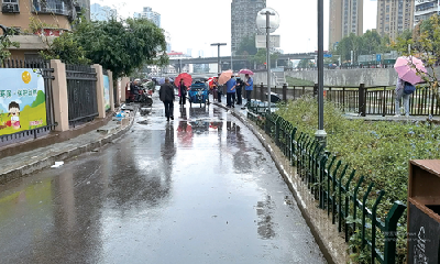 百二河沿线“马路市场”脏乱差 多部门联合整治