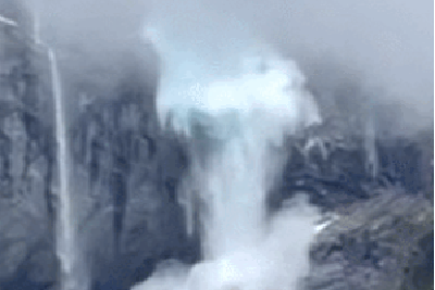智利200米高处冰川高温下坍塌 游客拍下震撼一幕