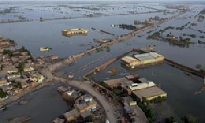 巴基斯坦洪水造成超1500人死亡，民众接受传染病和水传播疾病治疗