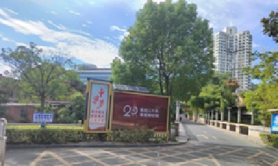 热线直播|小区丁字路口处广告牌遮挡视线 业主：早日移位或拆除