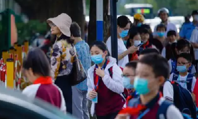 开学第一天 爸爸将一年级女儿送错学校